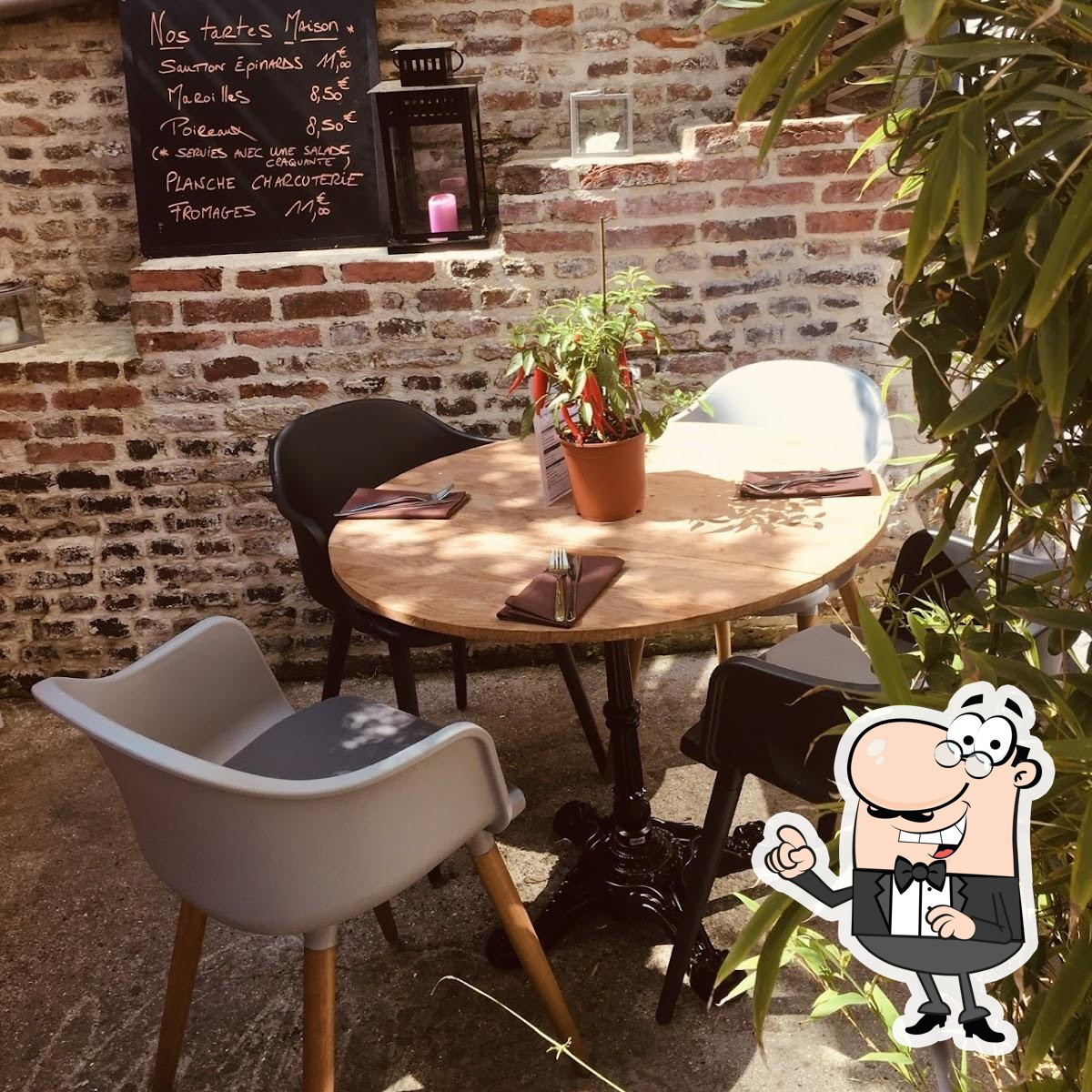 Installez-vous à l'une des tables de Made’s Garden by Mademoiselle.
