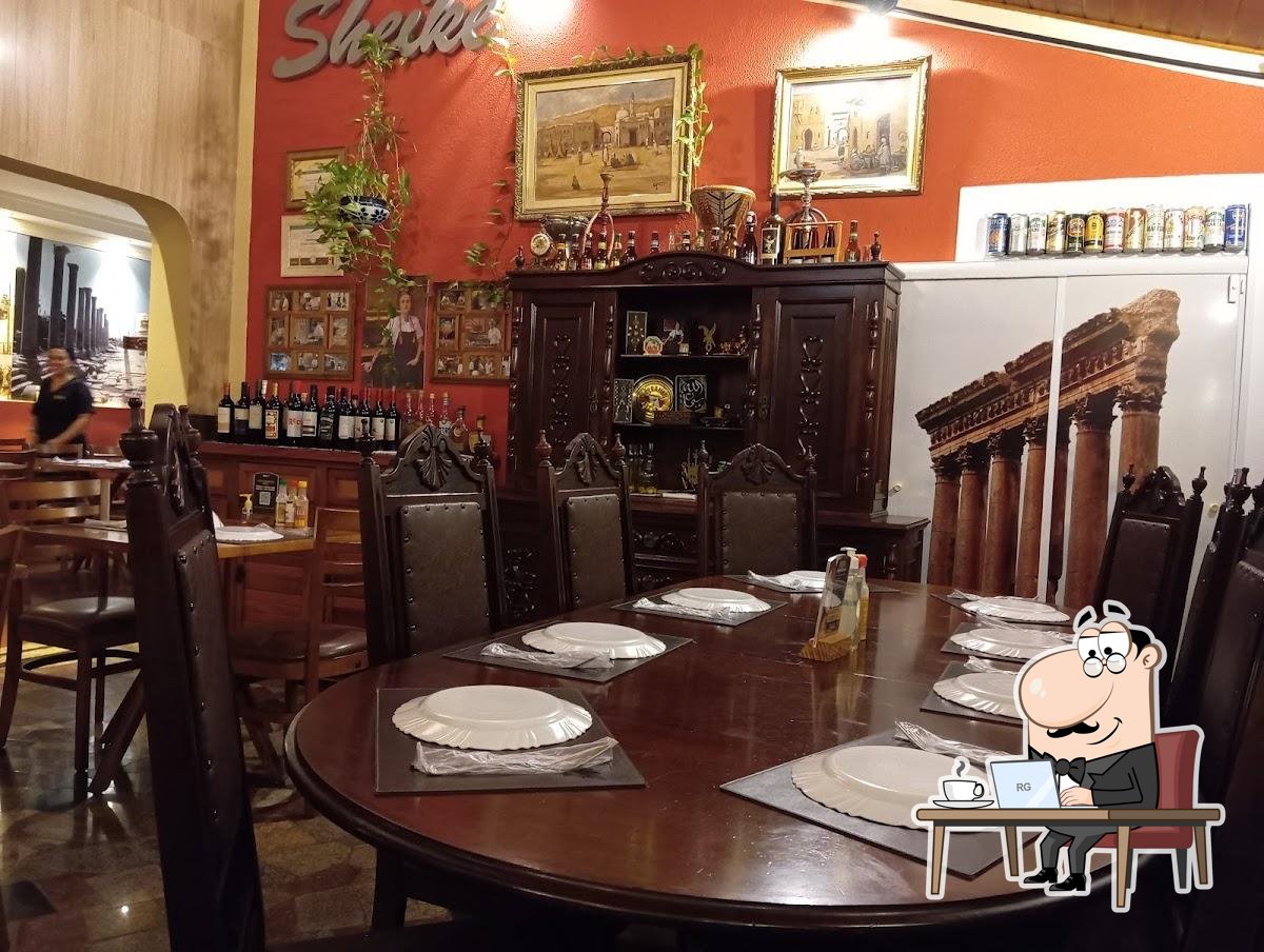 O interior do Sheike Culinária Árabe / Doceria libanesa / Empório / Gelato libanês.