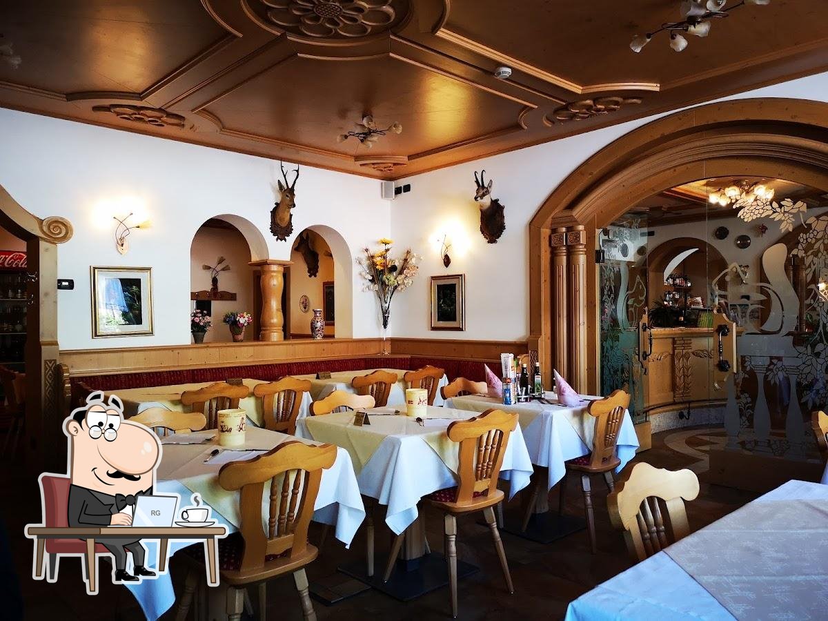 Siediti a un tavolo di Ristorante Laurin - Cucina con pizza.
