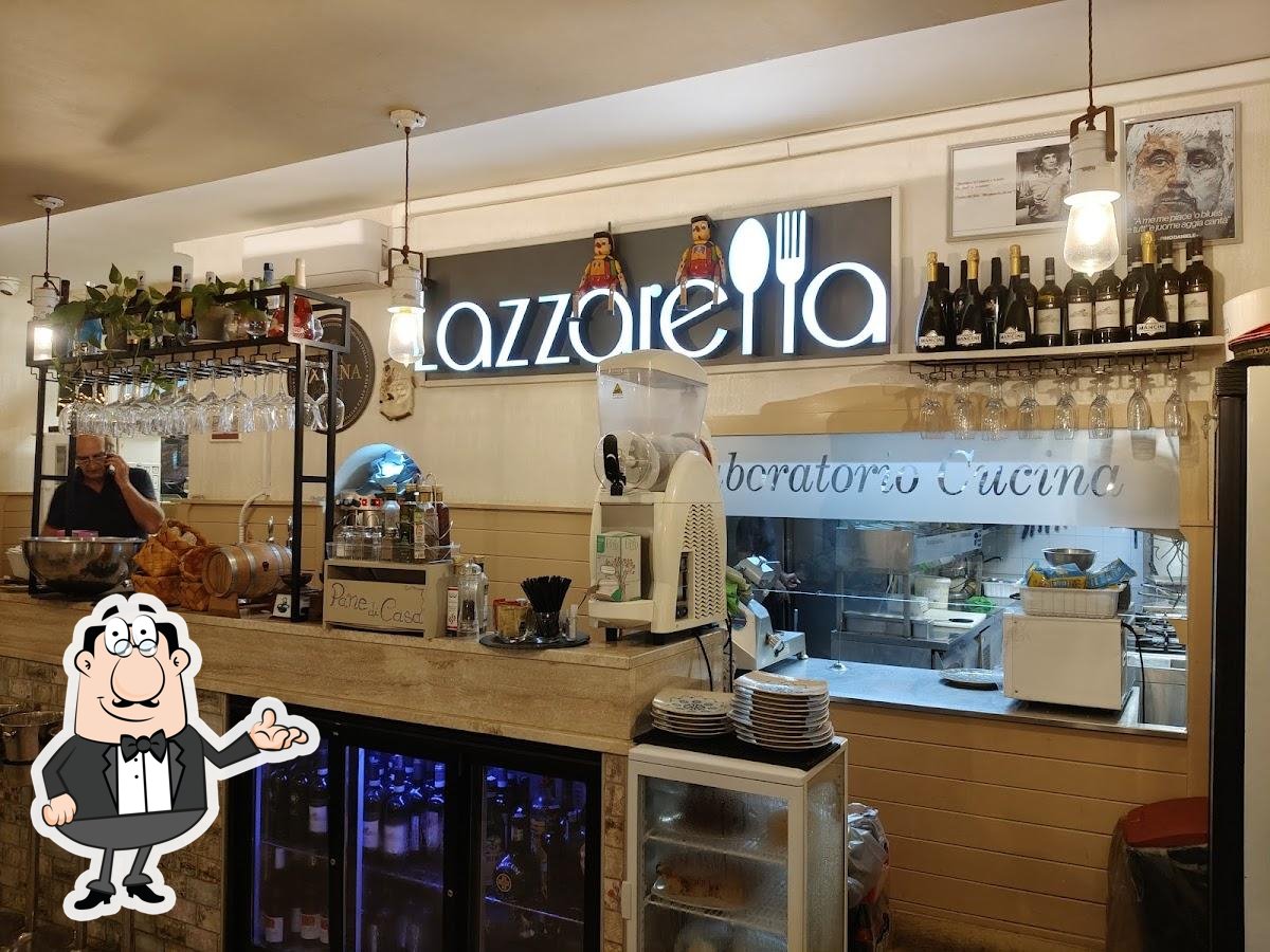Siediti a un tavolo di Lazzarella sapori napoletani.