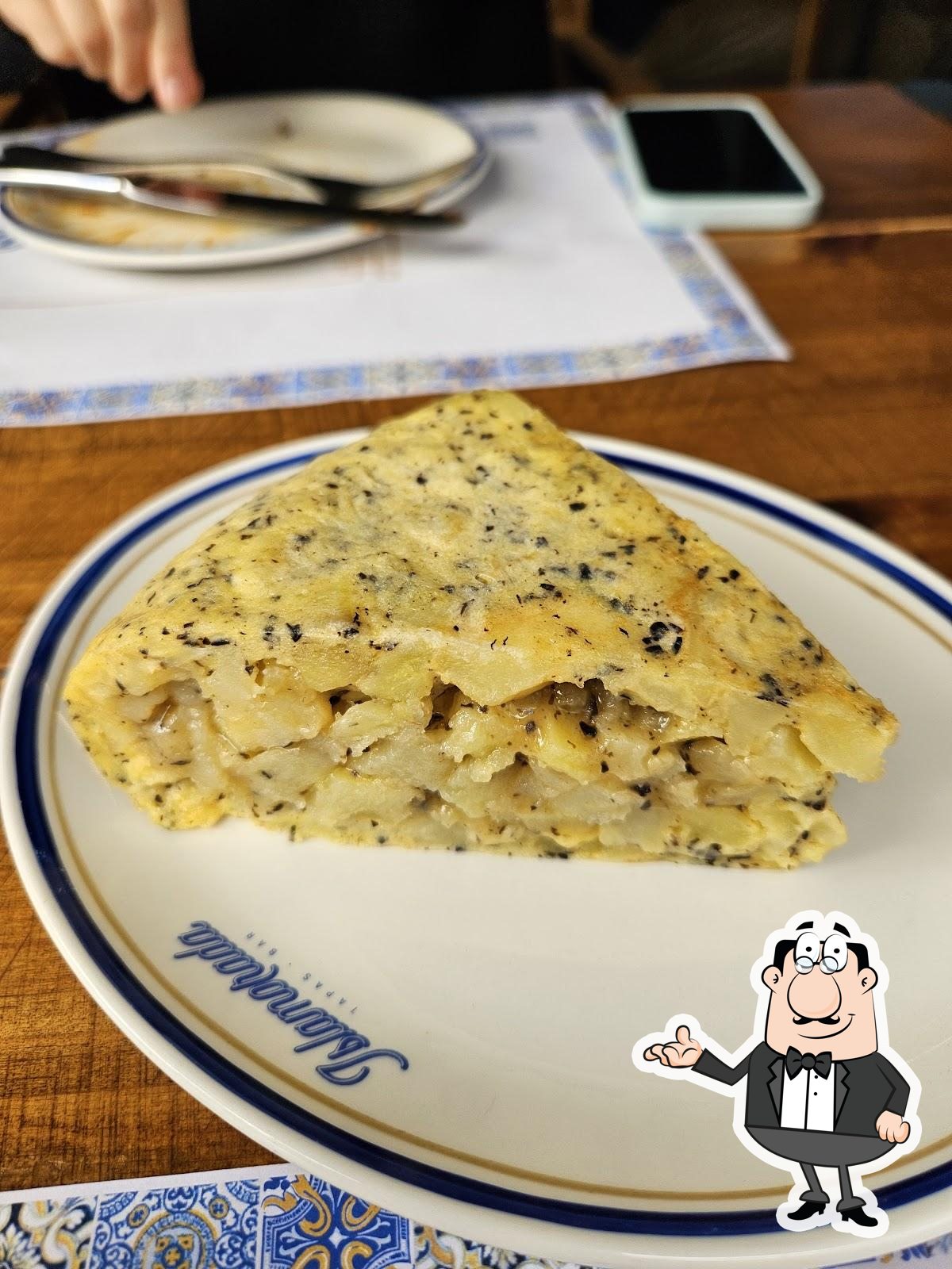 Siéntate a una de las mesas de Islamorada Tapas • Bar.