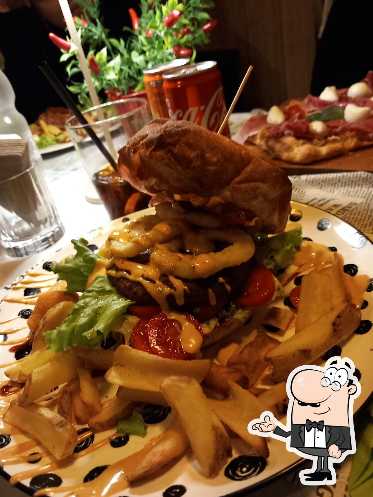 Dai un'occhiata agli interni di Fellini Cafè.