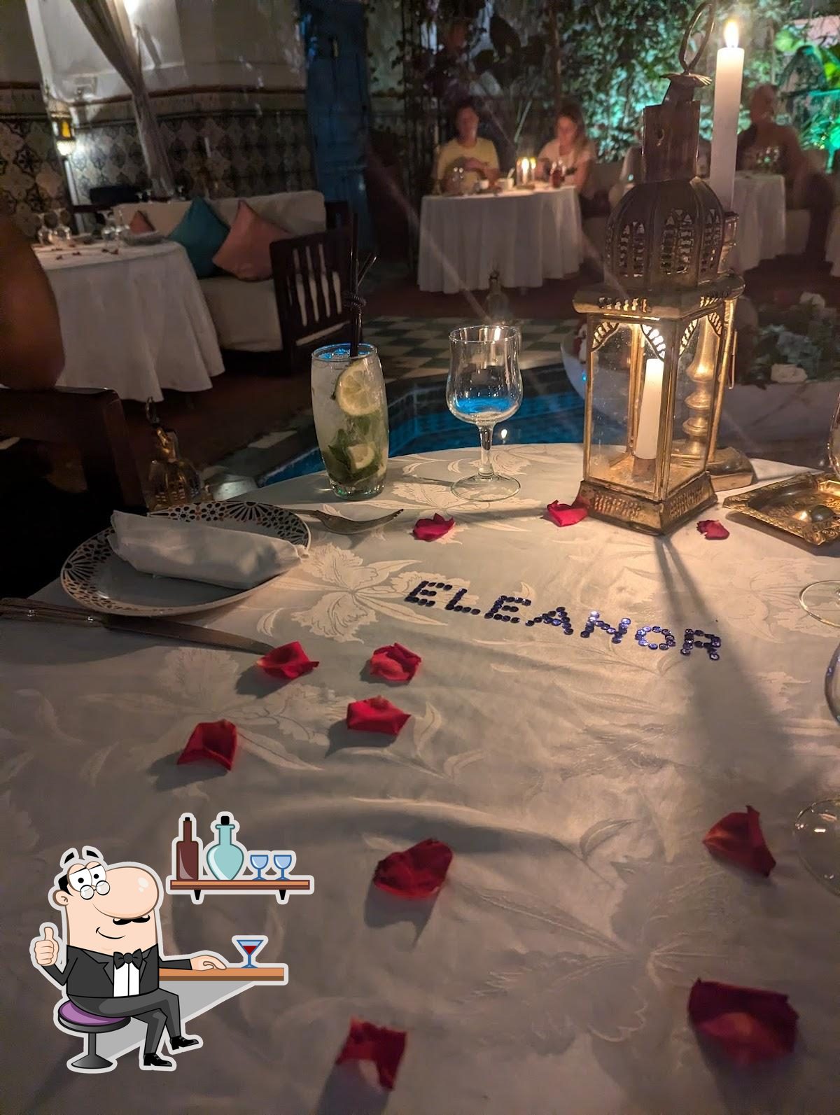 Installez-vous à l'une des tables de Dar Marjana.