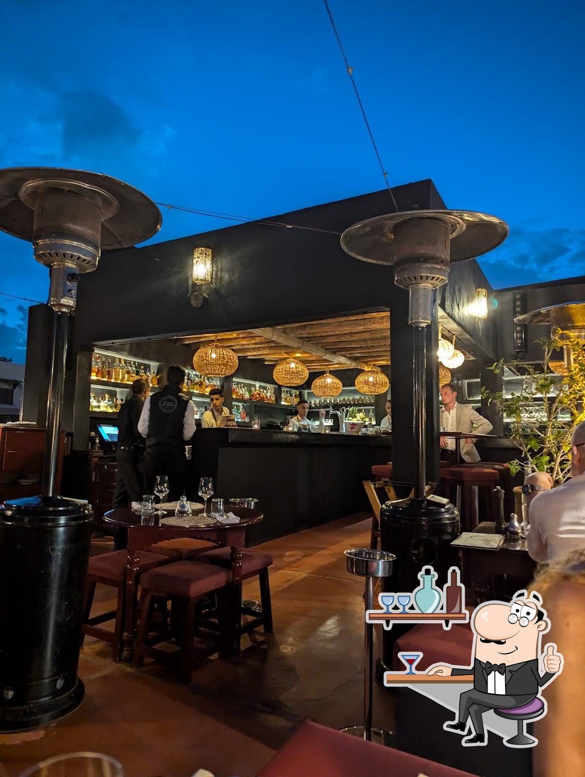 Installez-vous à l'une des tables de La terrasse des épices - Restaurant Marrakech.