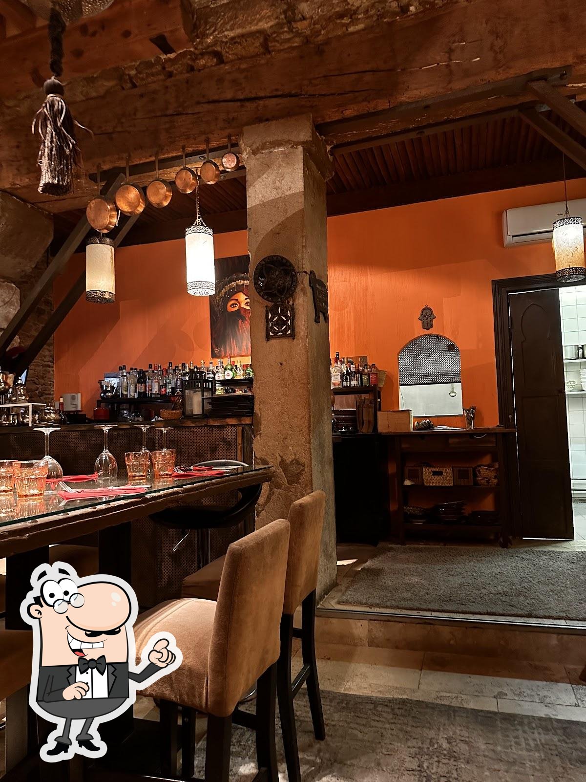 Installez-vous à l'une des tables de Ksar.