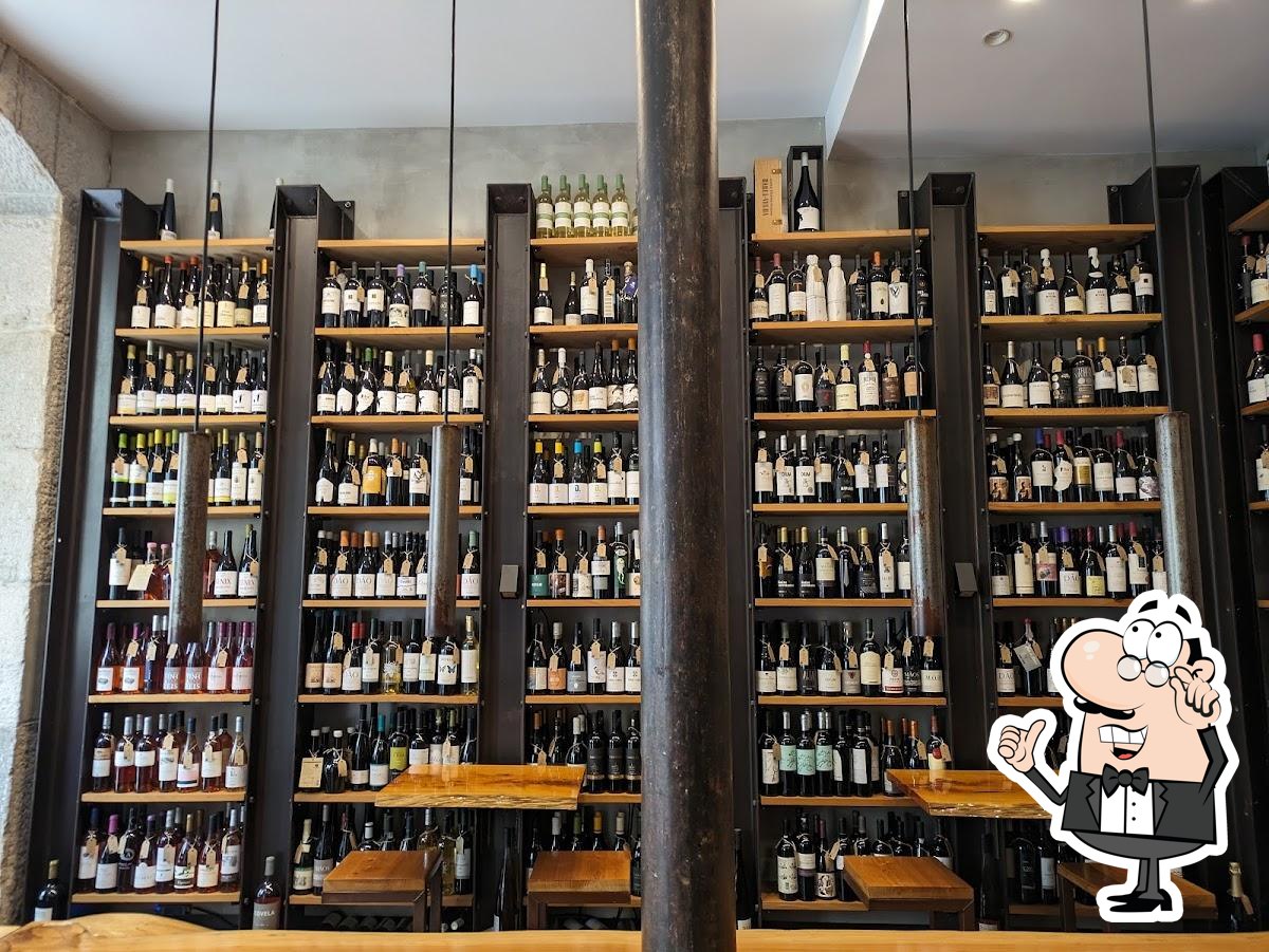 Sente em uma das mesas no Nova Wine Bar.
