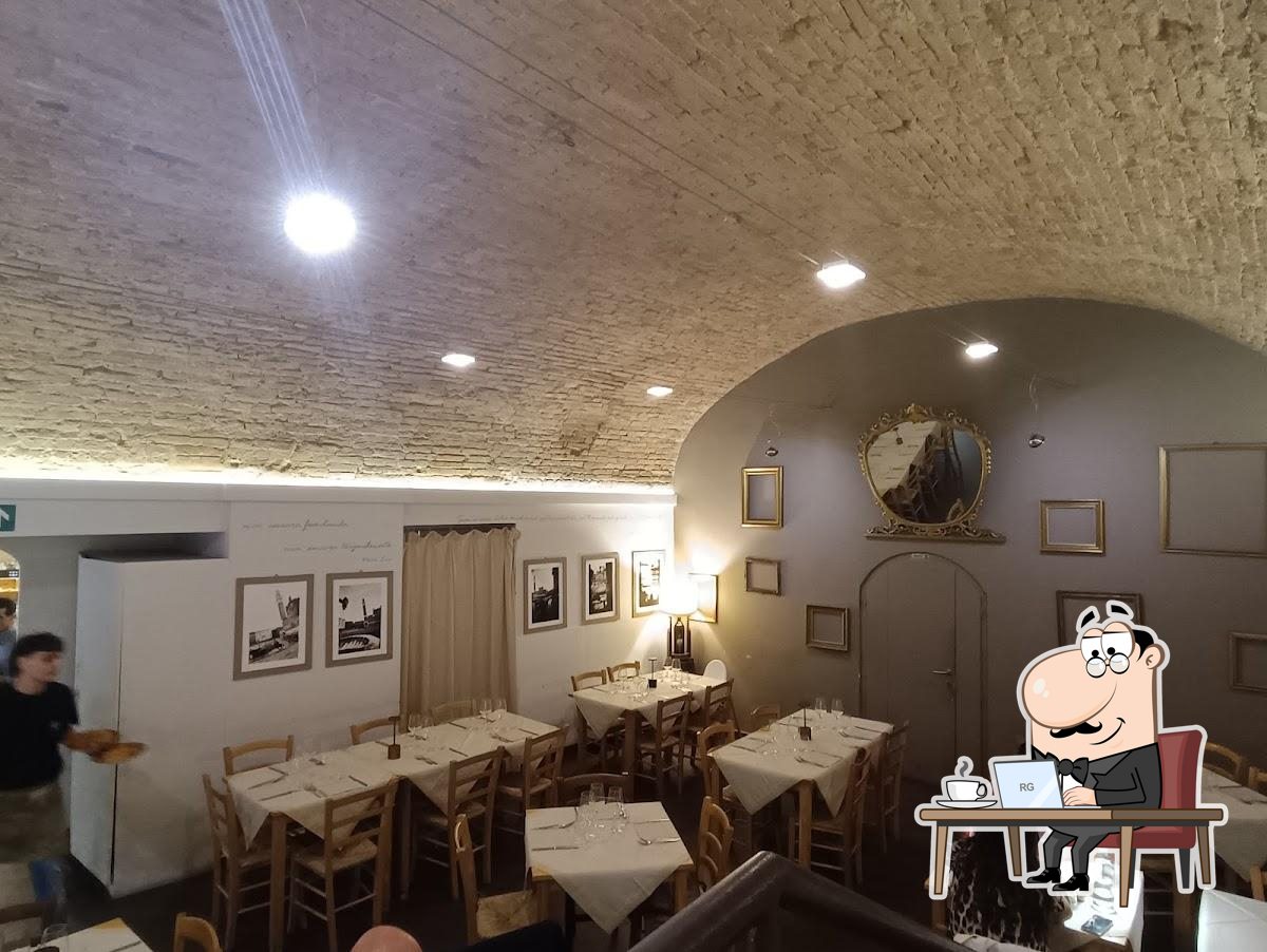 Gli interni di Osteria del Gusto.