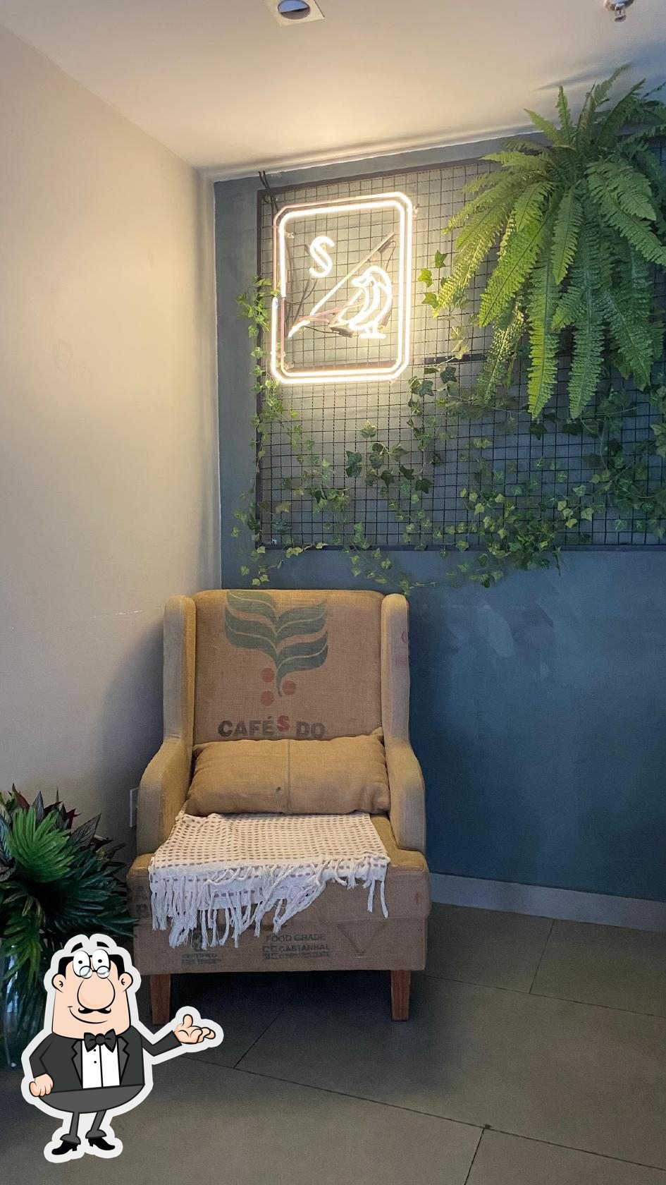 Sente em uma das mesas no Sterna Café.