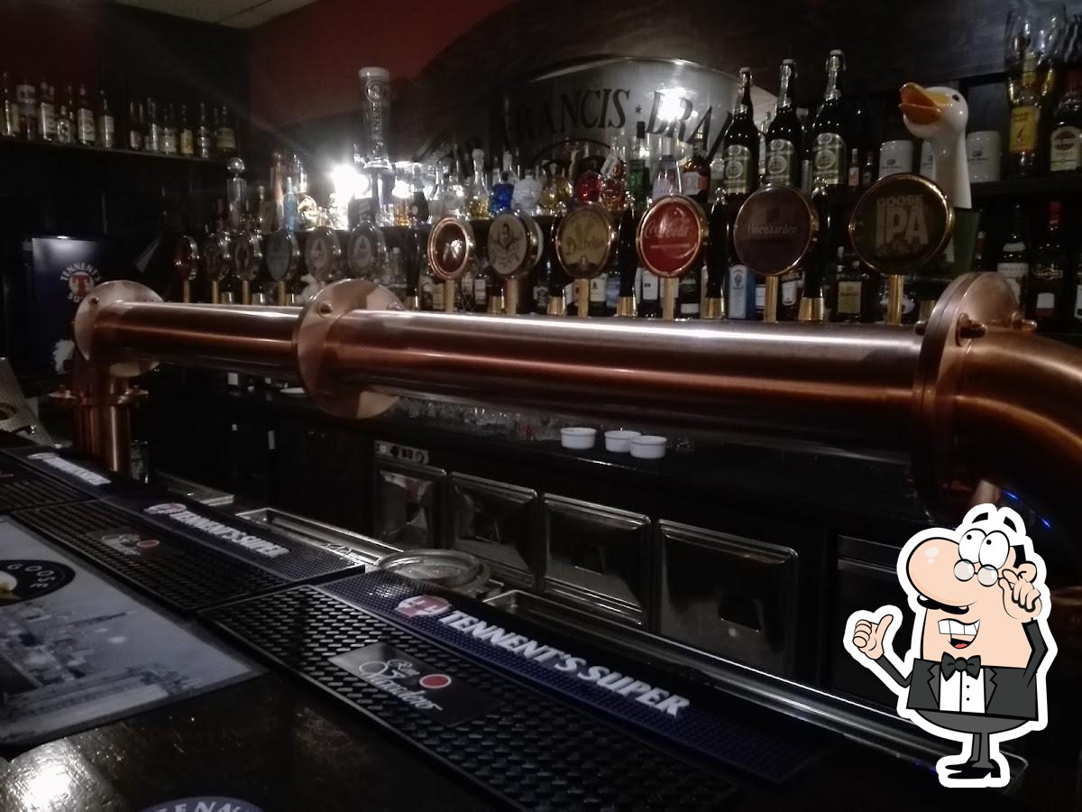 Gli interni di Sir Francis Drake pub.