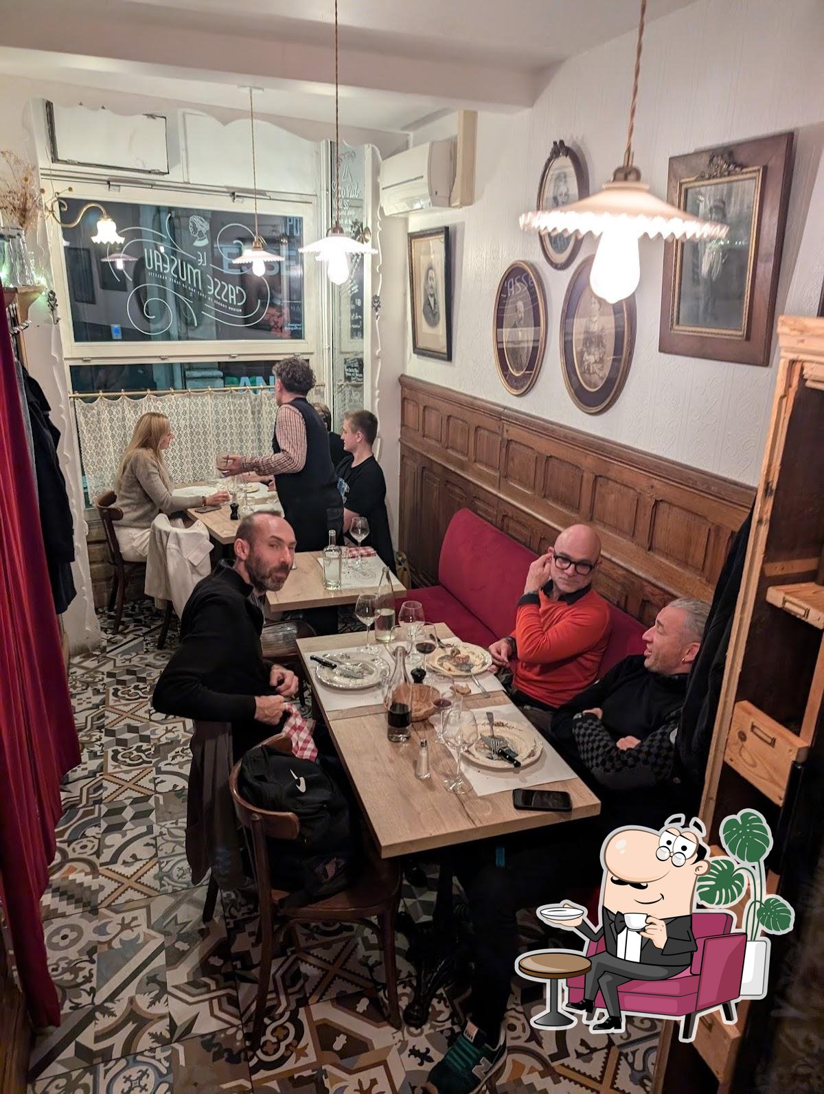 Installez-vous à l'une des tables de Le Casse Museau.