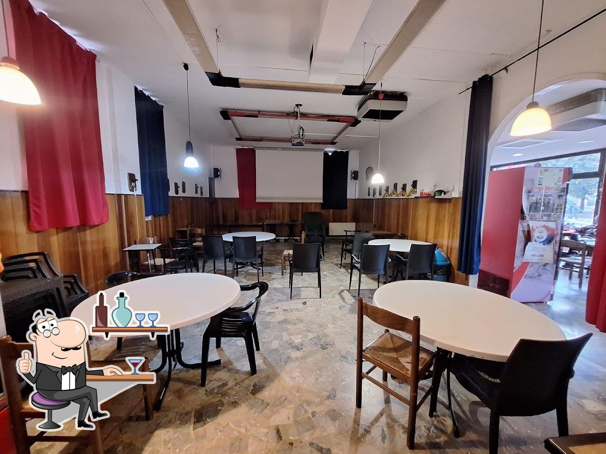 Siediti a un tavolo di Bar Rosso Blu.