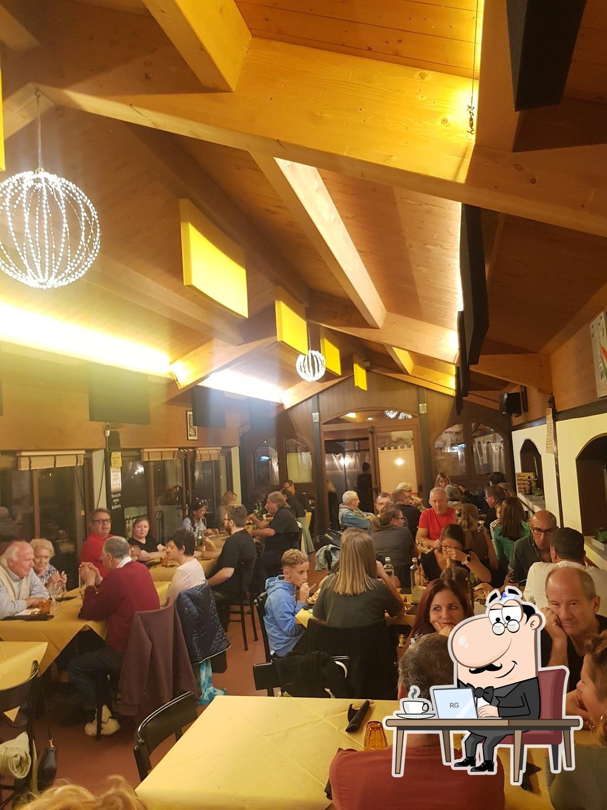 Dai un'occhiata agli interni di Pizzeria Trattoria La Bersagliera.