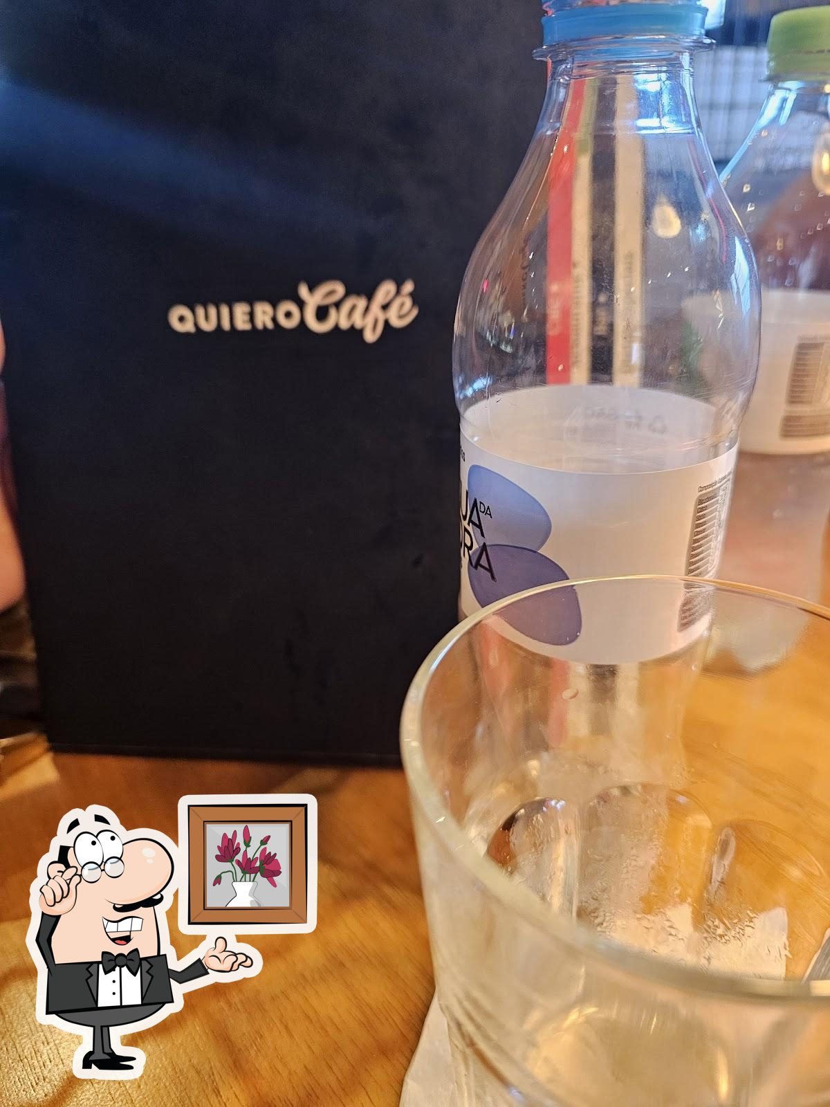 O interior do Quiero Café.