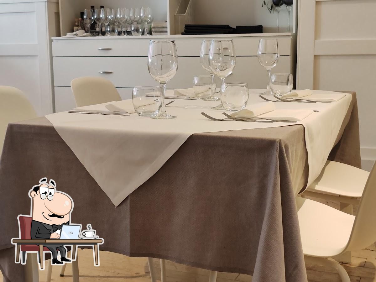 Siediti a un tavolo di Vino E Cucina Miscia.