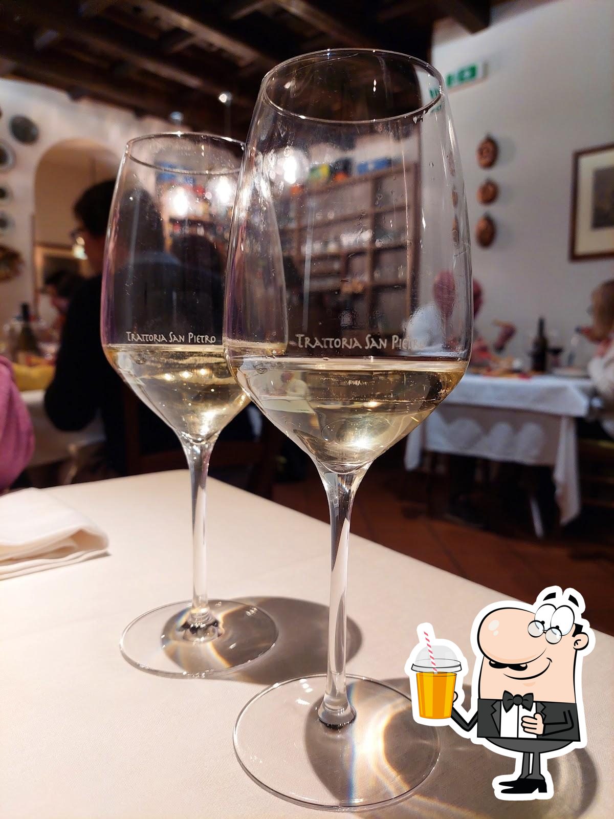 Goditi un drink a Trattoria San Pietro.