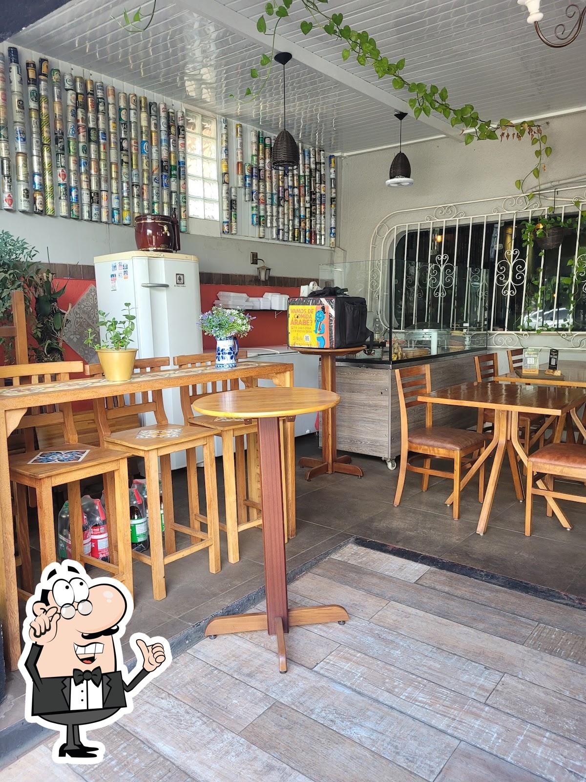 O interior do Sheike Culinária Árabe / Doceria libanesa / Empório / Gelato libanês.