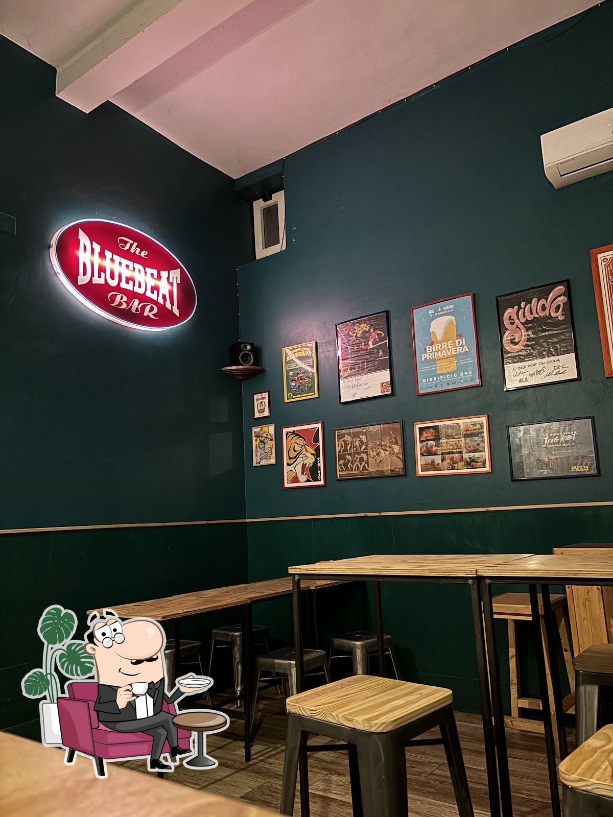 Gli interni di Bluebeat Pub.