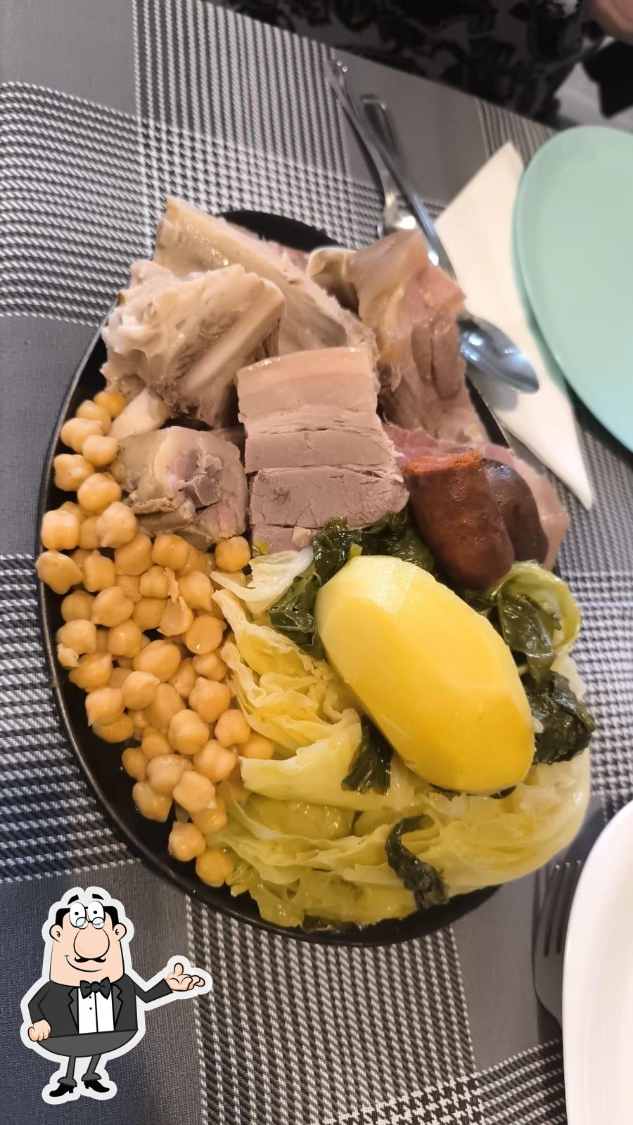 Siéntate a una de las mesas de Restaurante La Orensana.