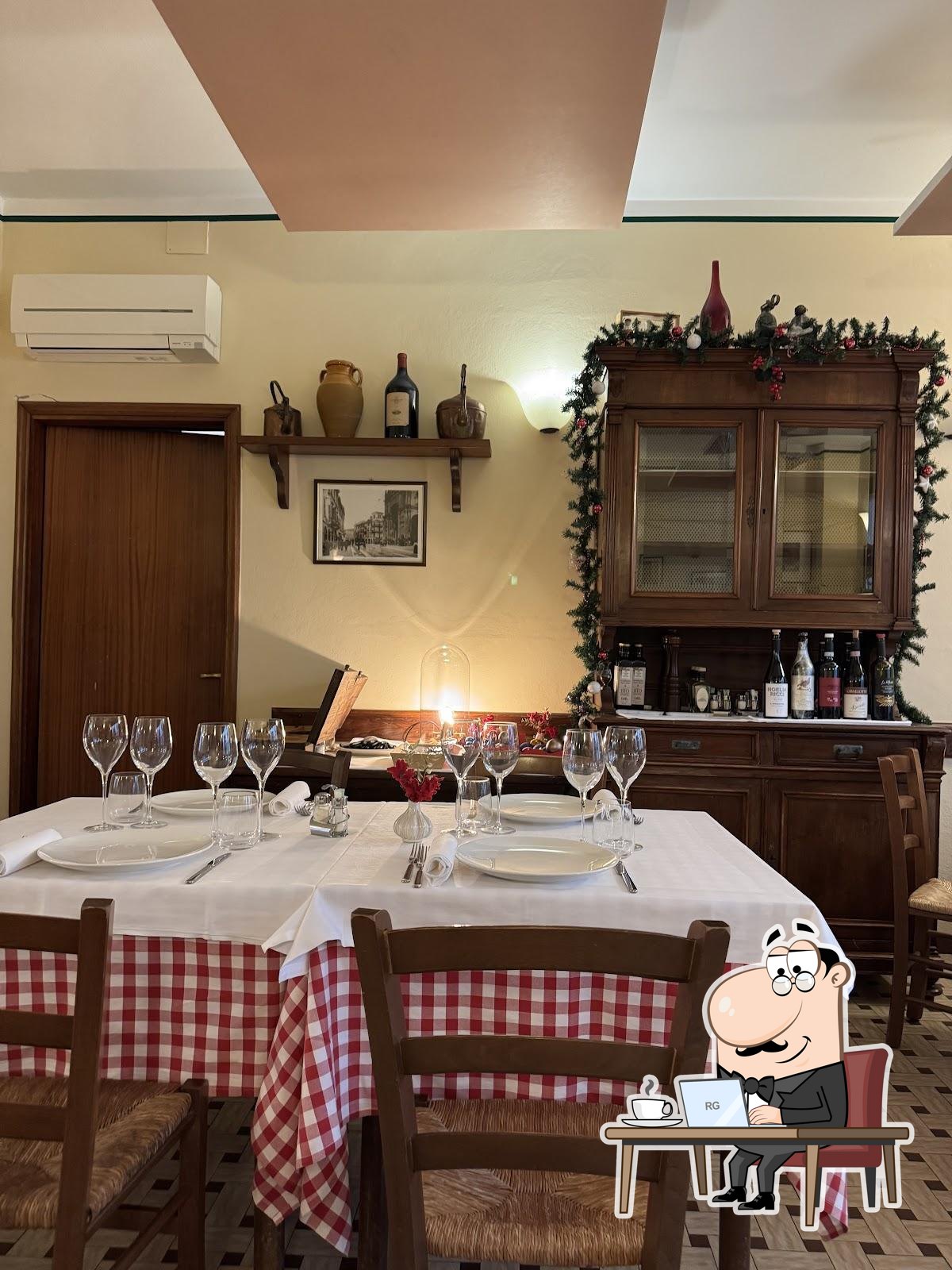Siediti a un tavolo di Trattoria Ai Due Platani.