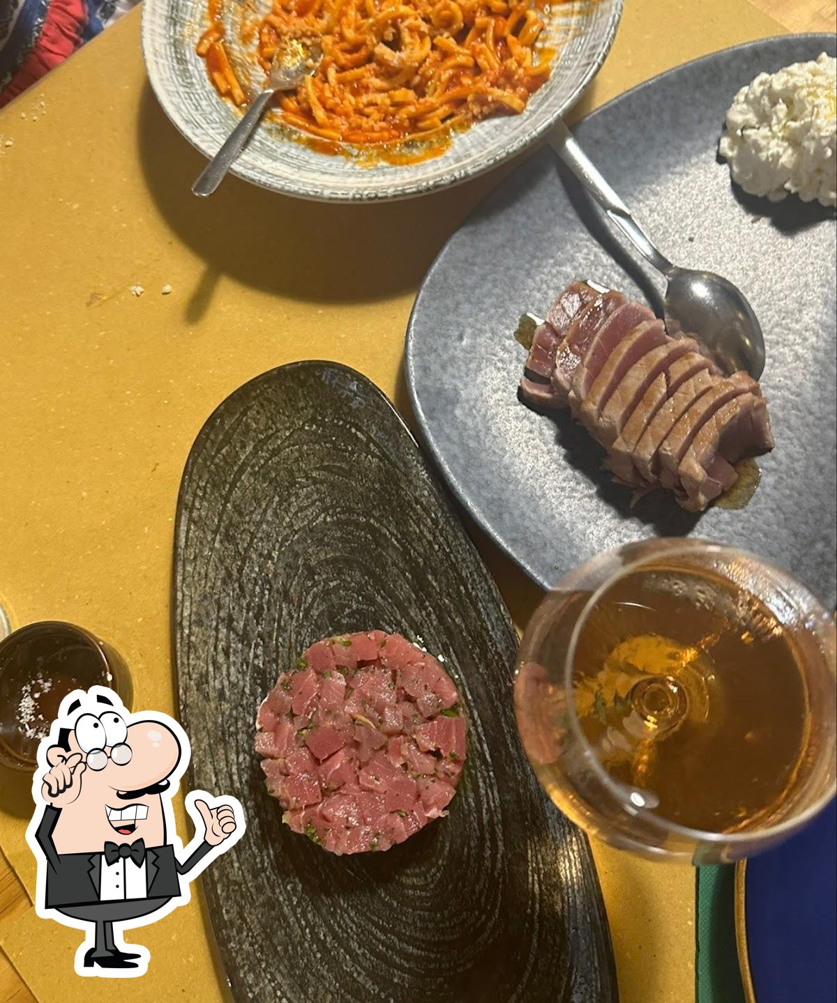 Siediti a un tavolo di OSTERIA 203.