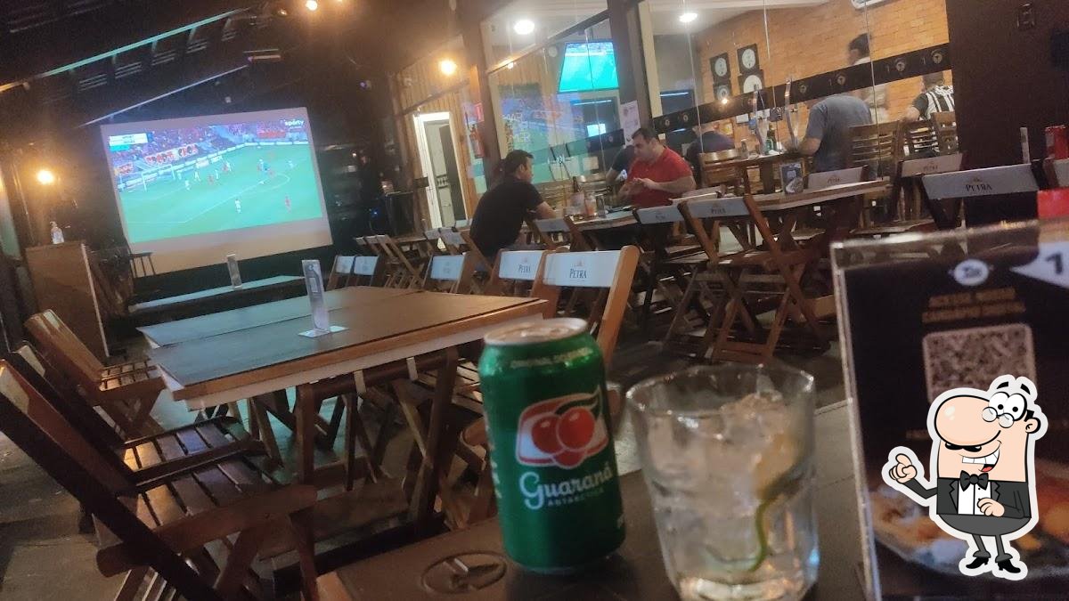 Sente em uma das mesas no Peixe na Telha Restaurante e Choperia.