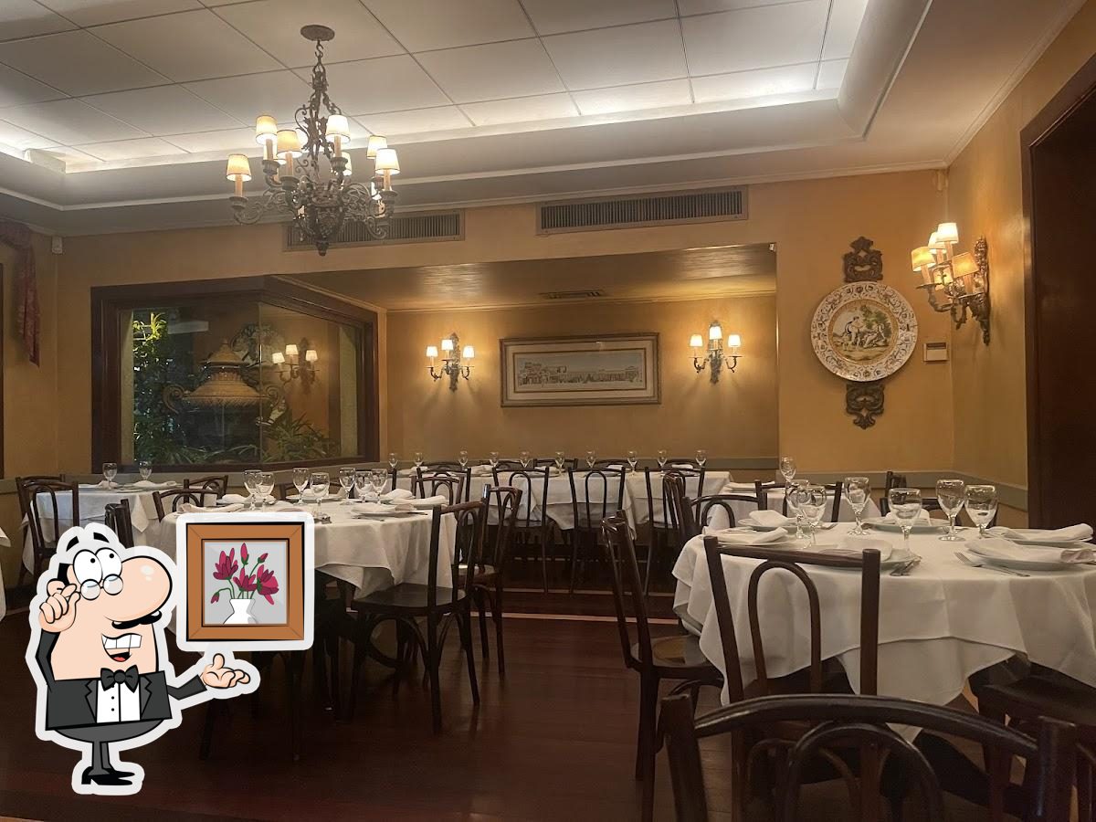Sente em uma das mesas no Artigiano Ristorante.