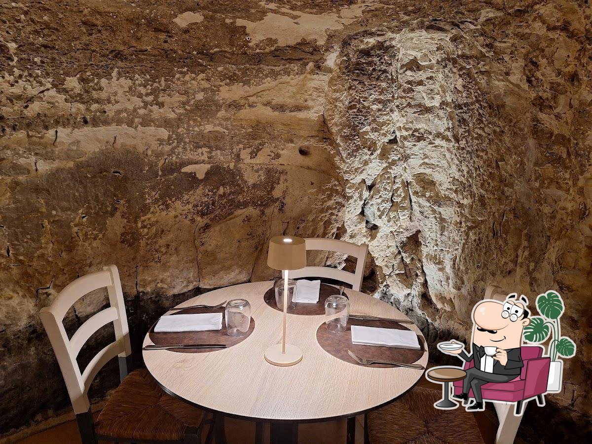 Gli interni di La Grotta Scicli.