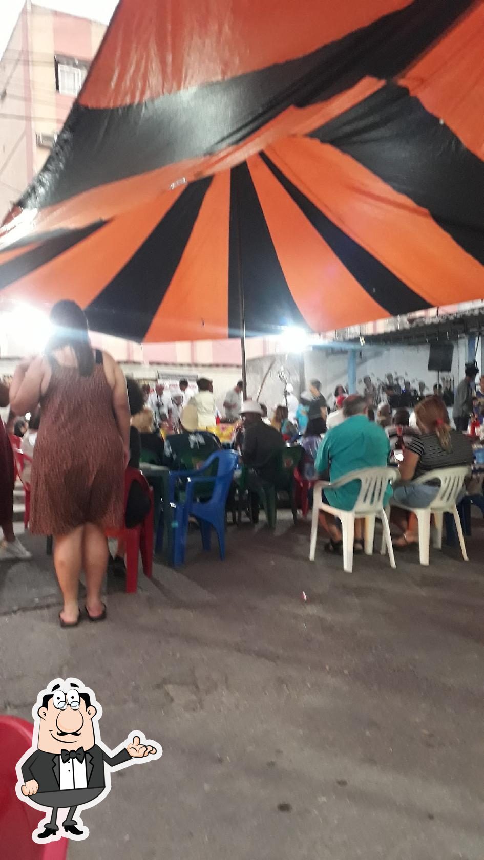 Sente em uma das mesas no Buraco do Galo.