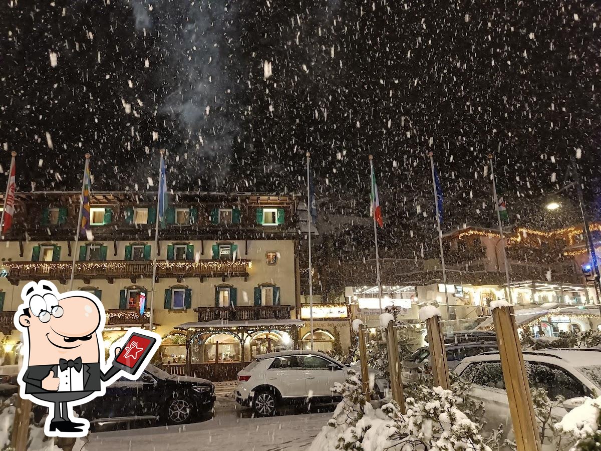 Goditi la vista  dagli esterni di Ristorante Laurin - Cucina con pizza.