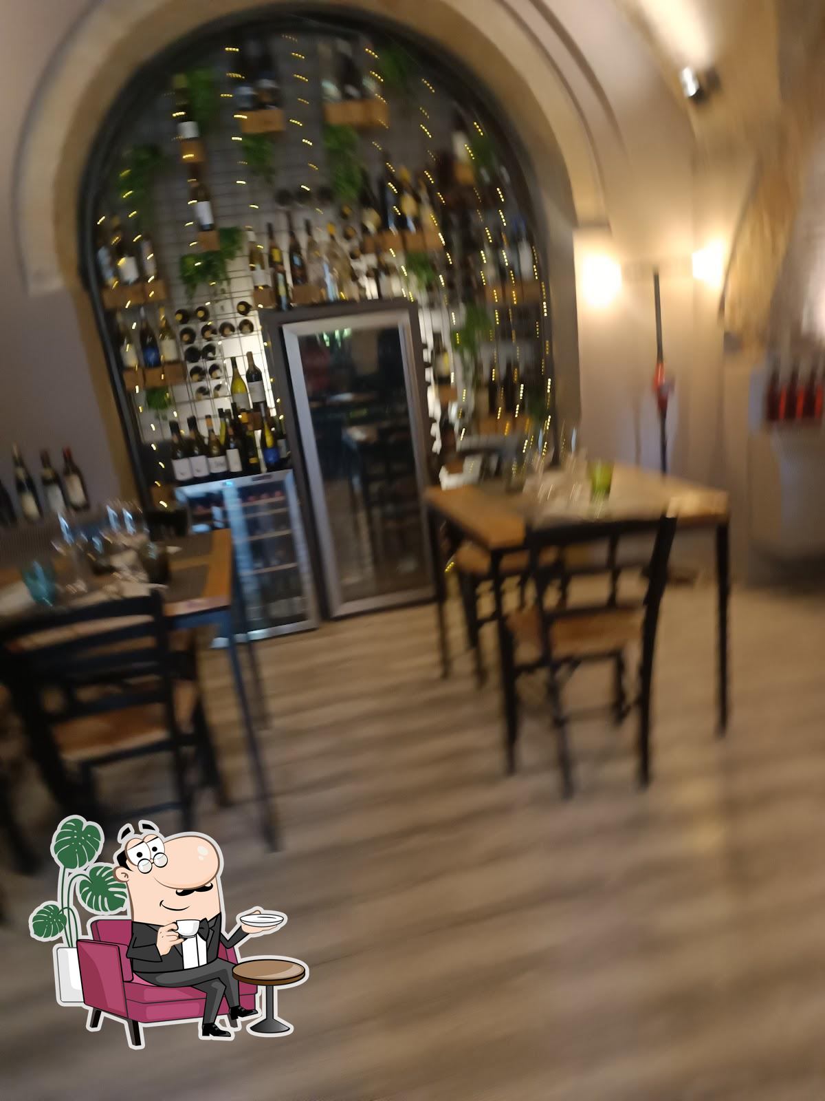 Siediti a un tavolo di Osteria La Piazzetta Dell'Erba.