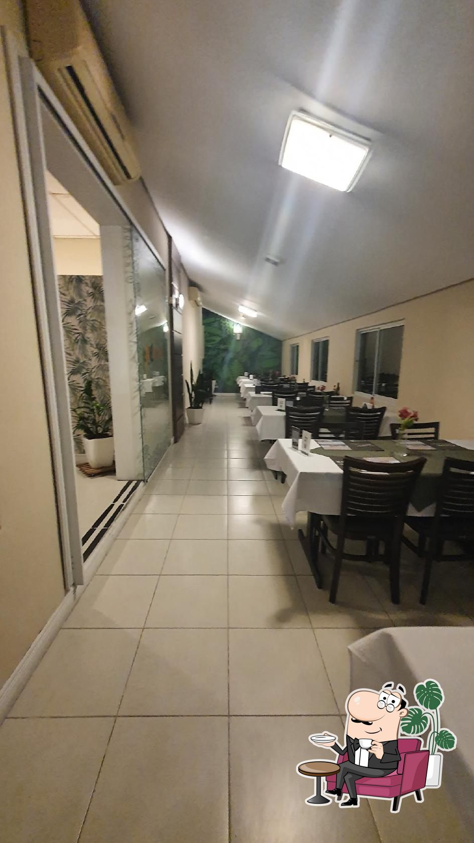 Sente em uma das mesas no Restaurante Pedrinni.