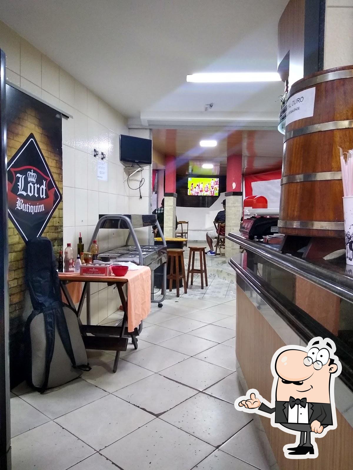 Sente em uma das mesas no Lord butiquim.
