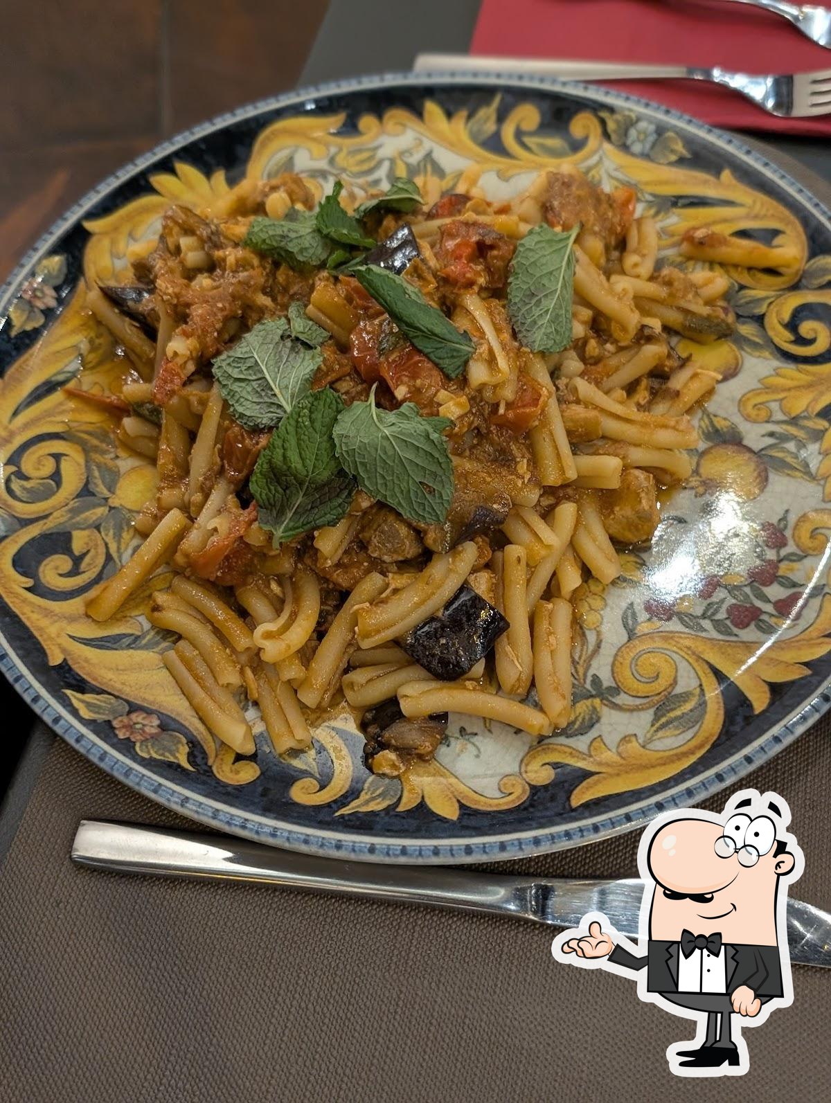 Dai un'occhiata agli interni di Osteria Nonna Dora.