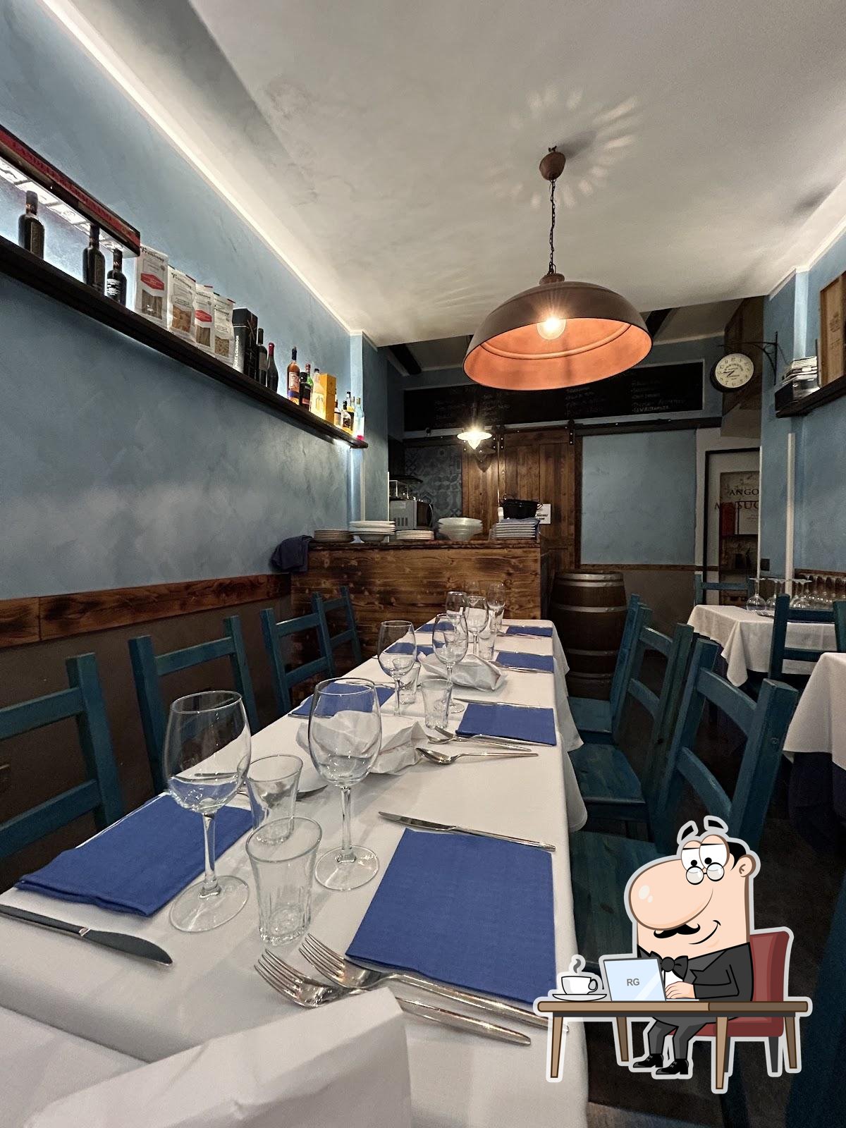 Siediti a un tavolo di Osteria Angolo Masuccio.