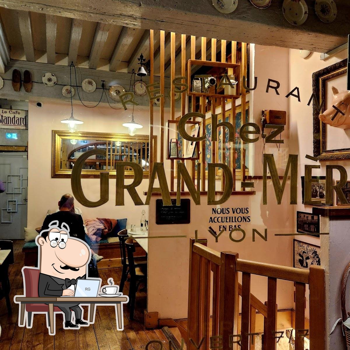 Installez-vous à l'une des tables de Chez Grand-Mère.