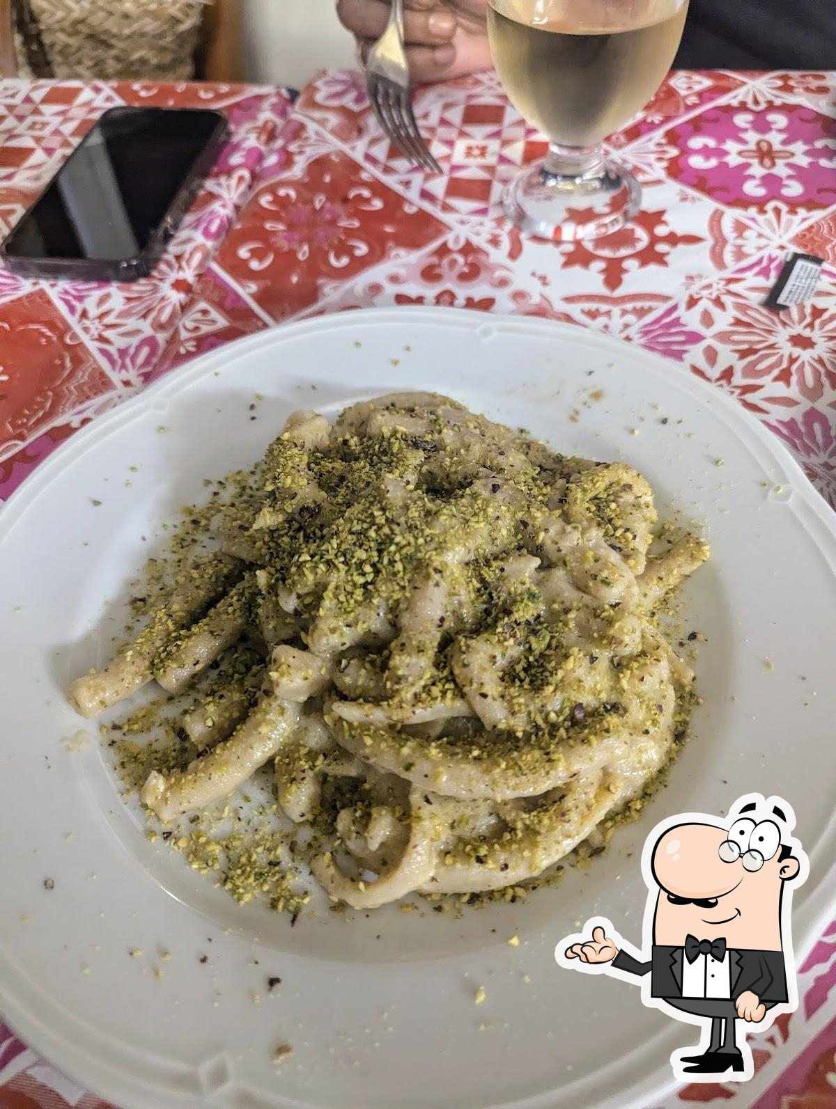Dai un'occhiata agli interni di De Fiore Nuova trattoria del forestiero.