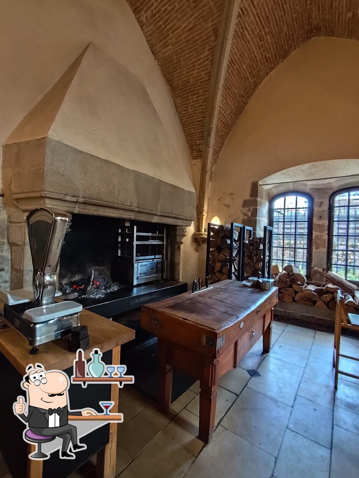 Installez-vous à l'une des tables de La Table du Couvent.