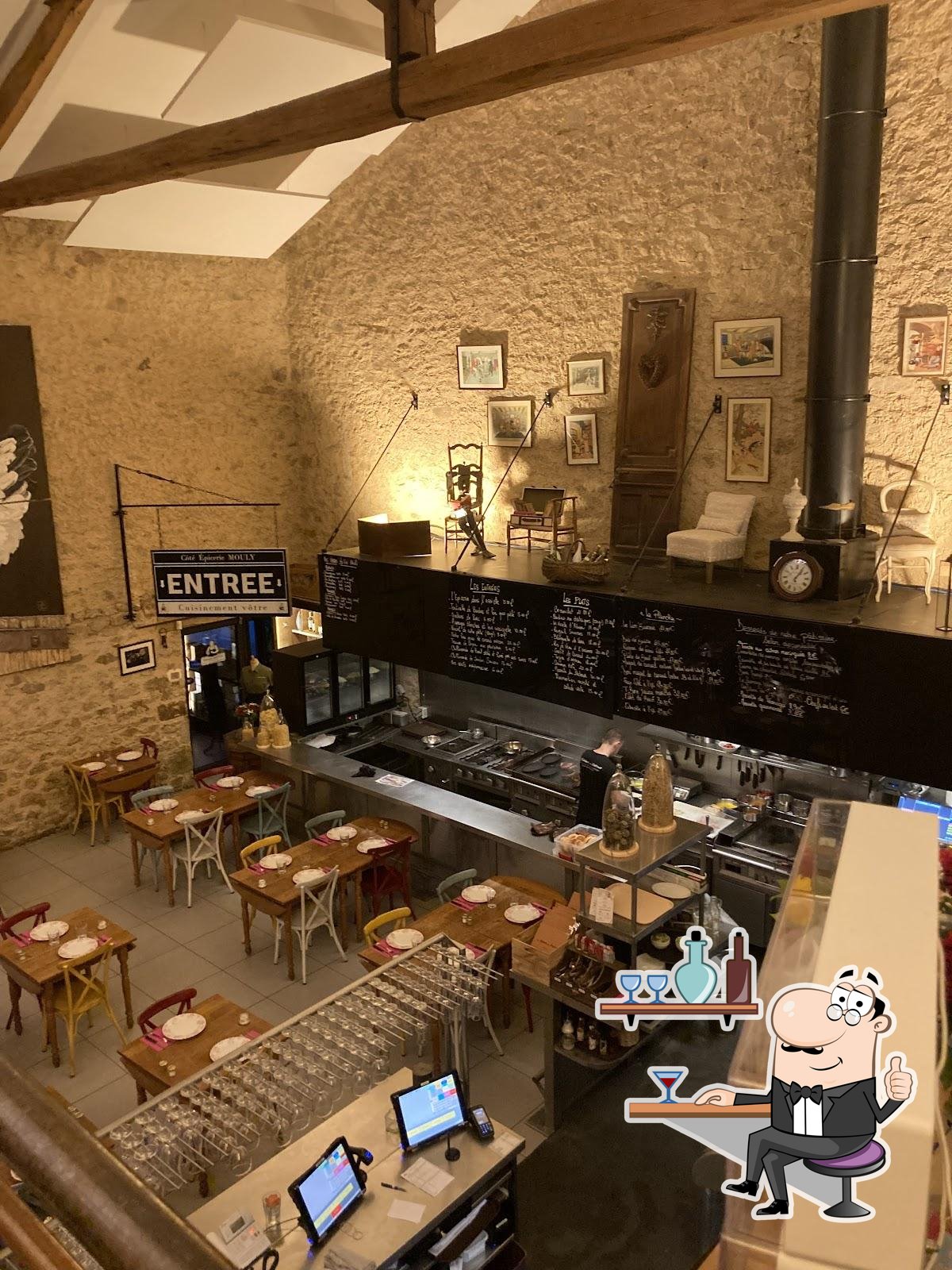 Installez-vous à l'une des tables de Les Tables du Bistrot.