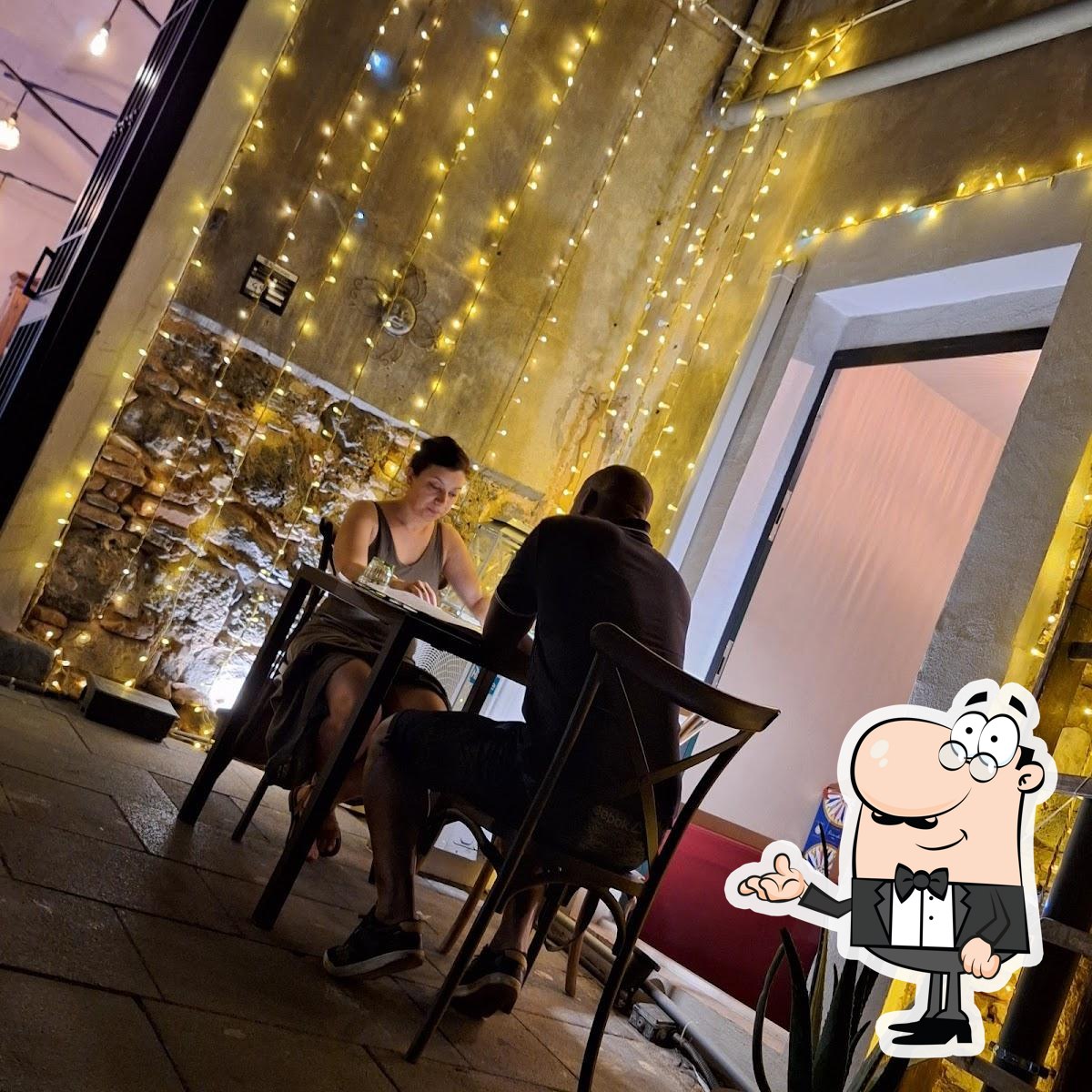 Siediti a un tavolo di Deliziosa cucina siciliana.