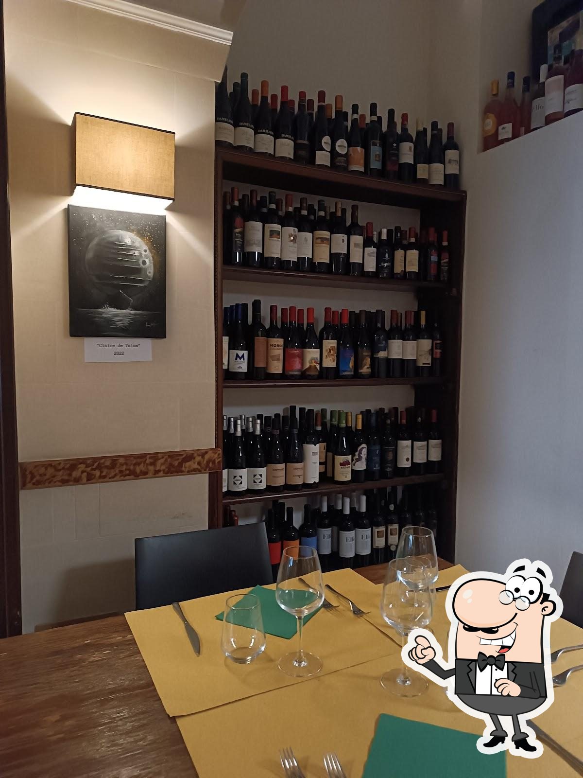 Gli interni di OSTERIA 203.