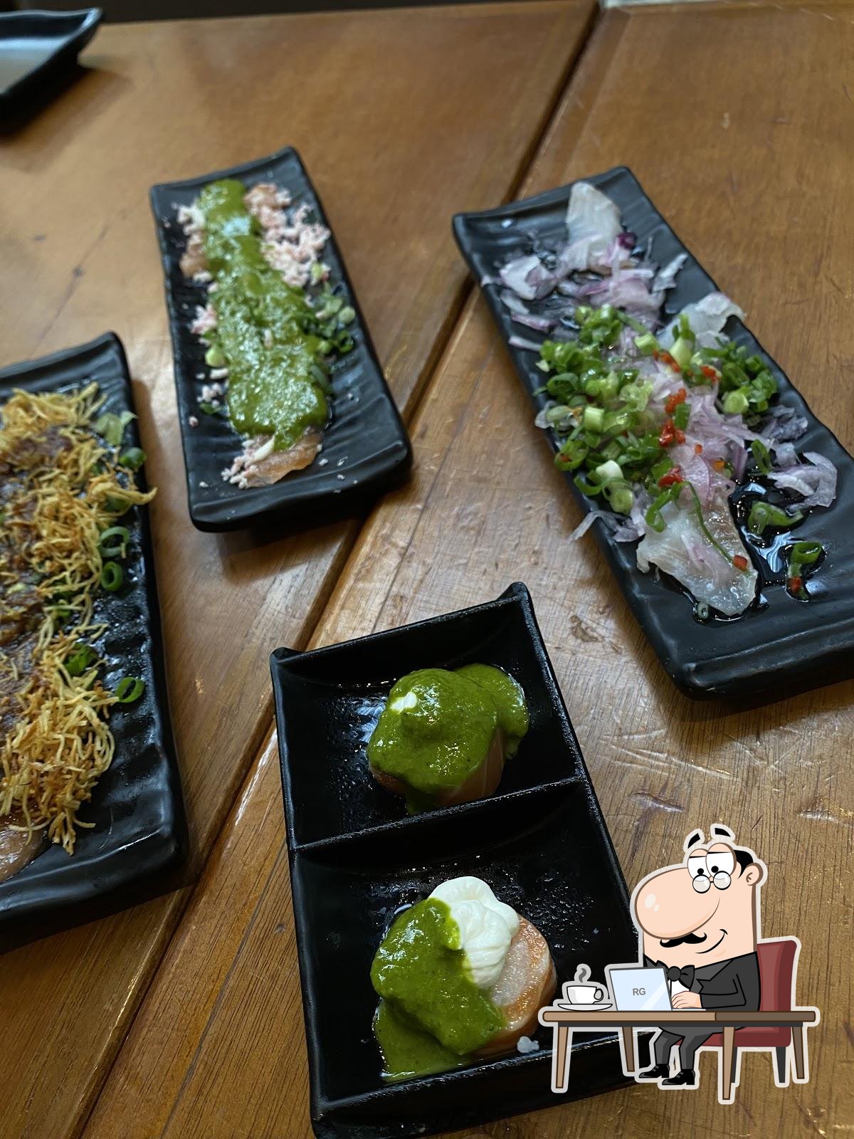 Sente em uma das mesas no Saikou Sushi - Veleiros.