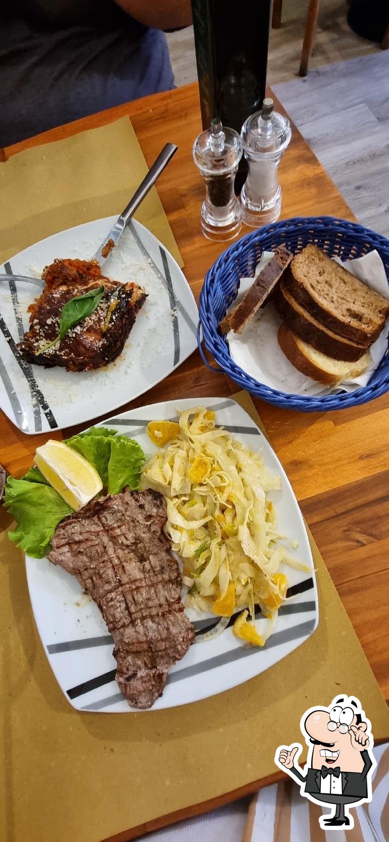 Gli interni di Osteria Modenese in Bocciofila.