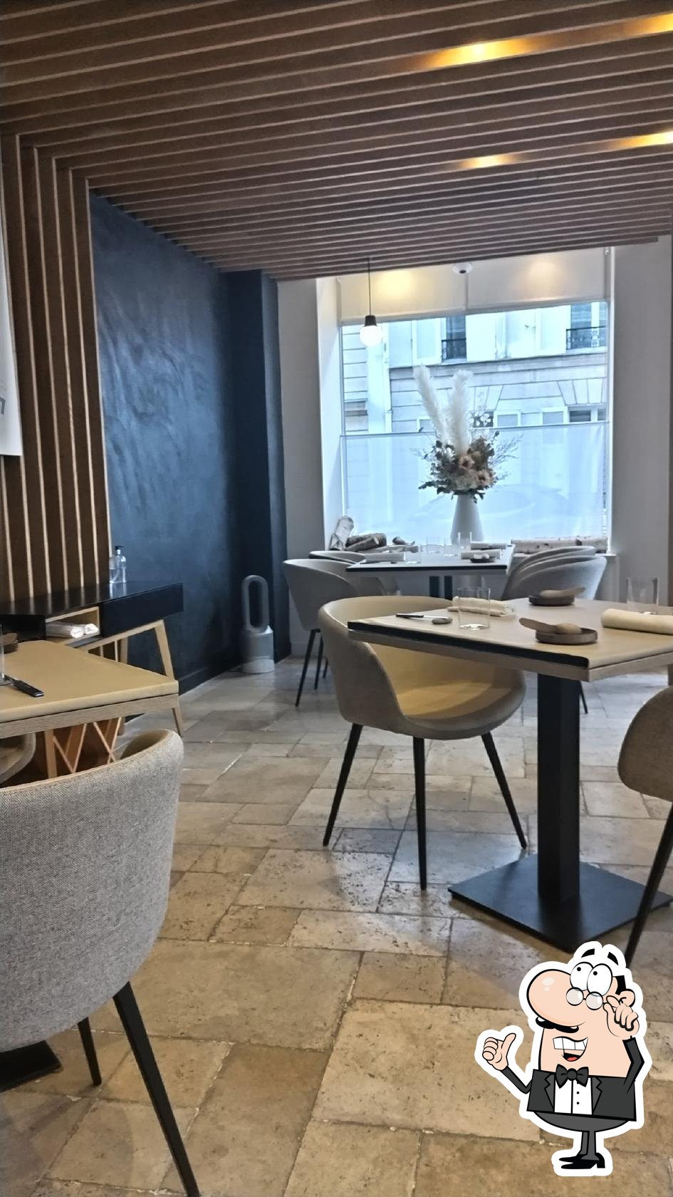 Installez-vous à l'une des tables de L'Archeste.