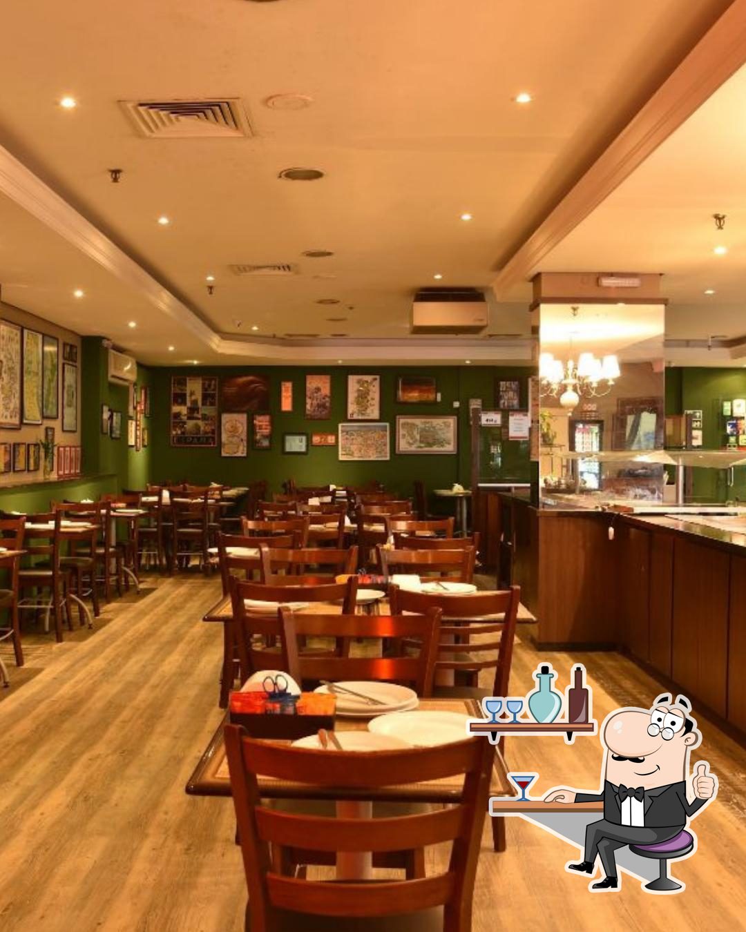 O interior do Donna Luíza Restaurante e Pizzaria.