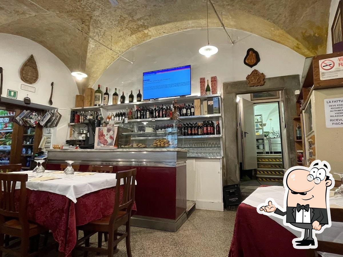 Siediti a un tavolo di Trattoria Mazzoni.