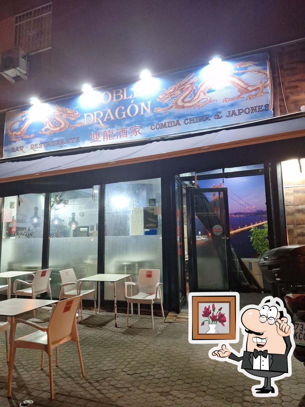 Siéntate a una de las mesas de Restaurante Bar Chino Doble Dragón.