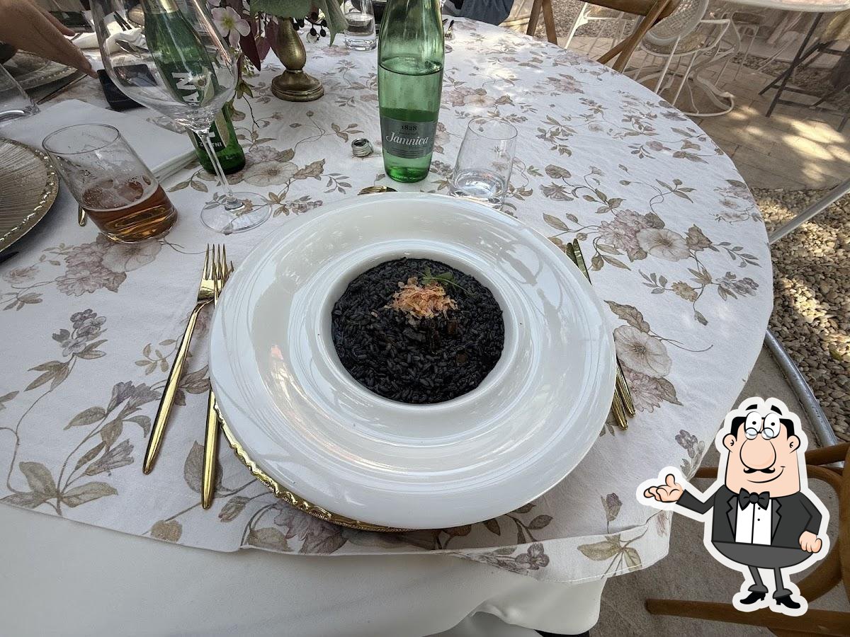 Dai un'occhiata agli interni di Dvor.