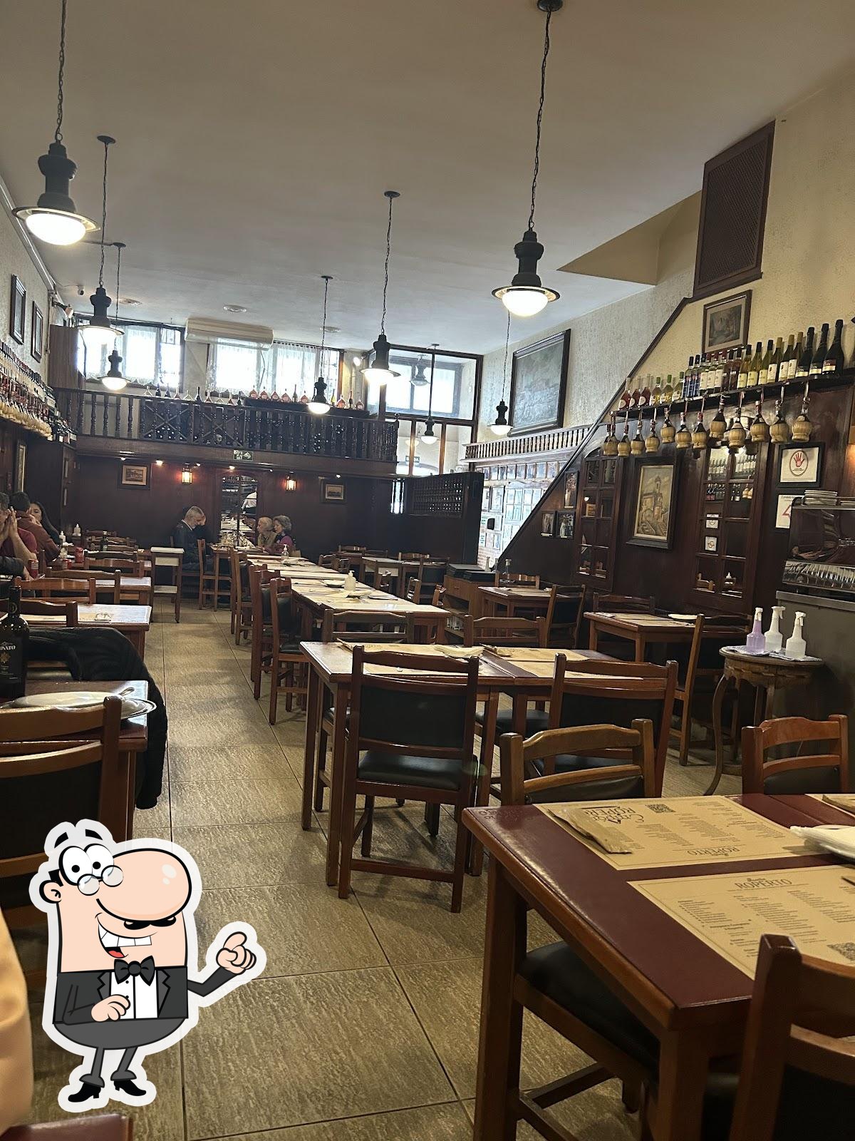 Sente em uma das mesas no Empório Cantina Roperto.