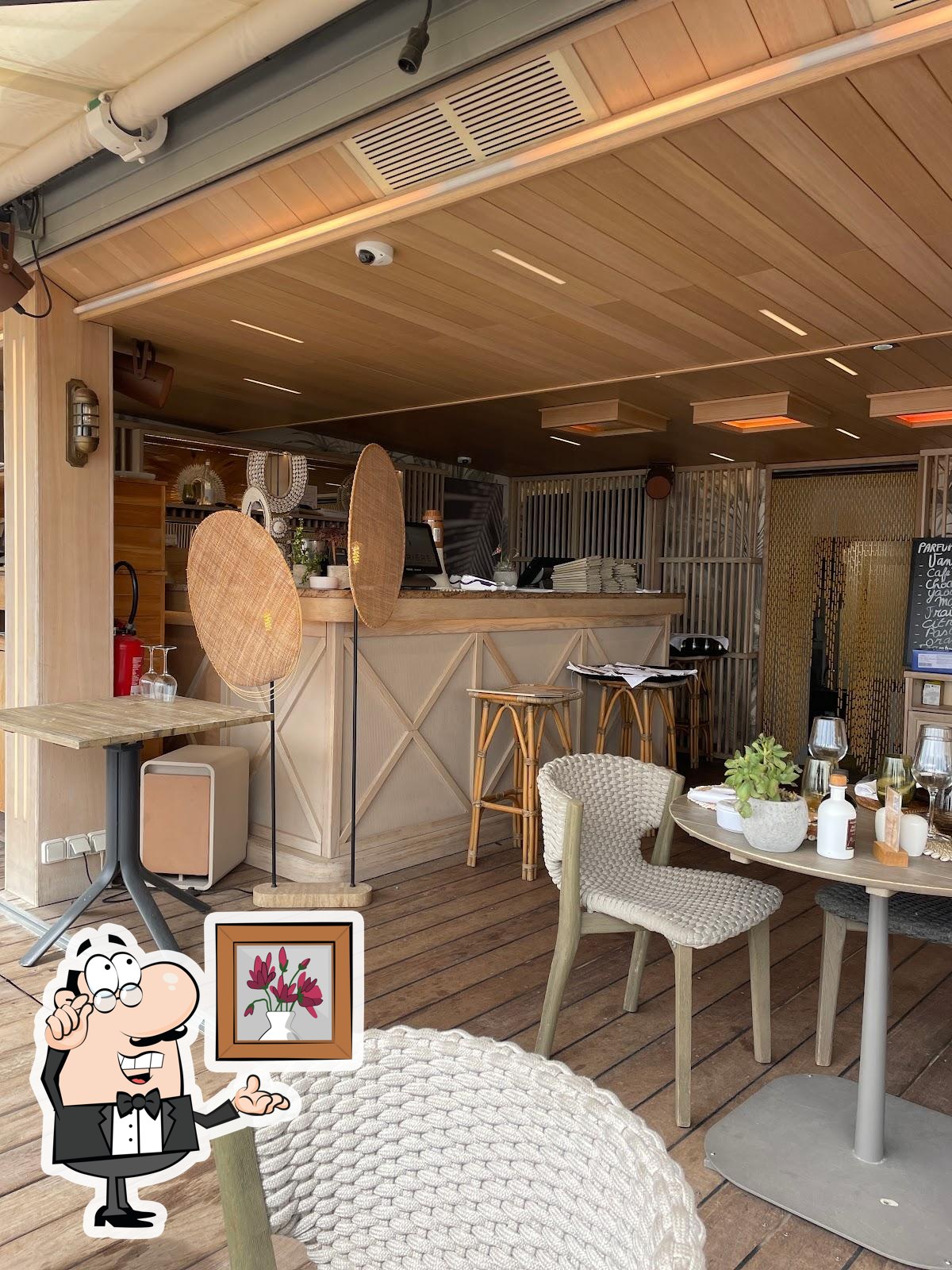Installez-vous à l'une des tables de Mademoiselle Gray Plage Barrière.