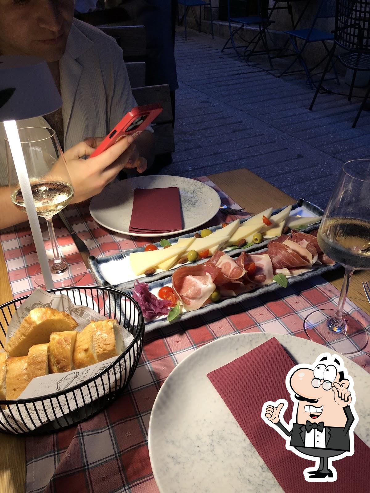 Dai un'occhiata agli interni di Konoba Marjan.